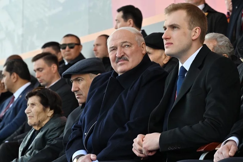 Президент Белоруссии Александр Лукашенко с сыном Николаем на Красной площади в Москве на военном параде, посвященном 80-летию Победы.