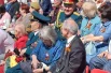 Ветераны наблюдали за парадом на трибунах.  