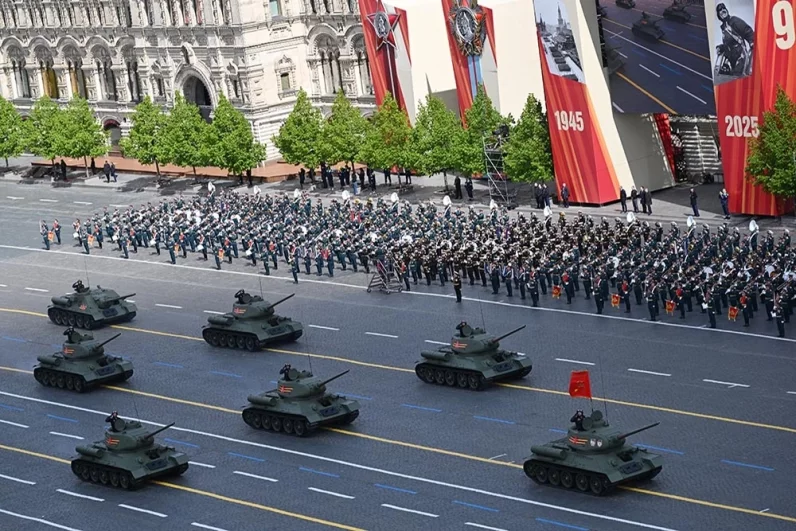 Танки Т-34-85 на Красной площади в Москве на военном параде, посвященном 80-летию Победы в Великой Отечественной войне.