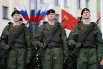Военнослужащие на военном параде в честь 80-летия Победы в Великой Отечественной войне в Мурманске.