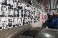 Портреты героев заранее наклеили на самолеты.  