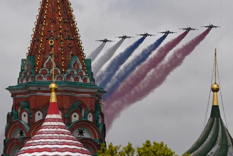 Штурмовики Су-25 на военном параде на Красной площади в Москве, посвященном 80-летию Победы в Великой Отечественной войне.