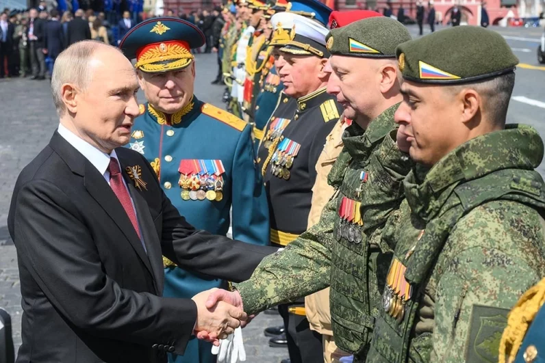 Президент РФ Владимир Путин на Красной площади в Москве на военном параде, посвященном 80-летию Победы.