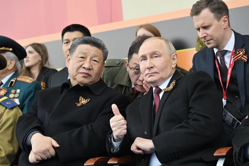 Президент РФ Владимир Путин и председатель КНР Си Цзиньпин на Красной площади в Москве на военном параде, посвященном 80-летию Победы.