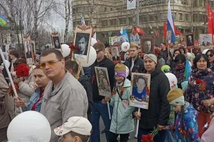 В шествии участвовали представители городских организаций и предприятий, общественники, студенты, школьники, пенсионеры.