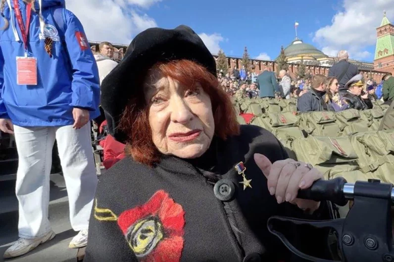 Ирина Григорьевна Краснопольская, обозреватель «Российской газеты», Герой Труда РФ на Красной площади в Москве на военном параде, посвященном 80-летию Победы.