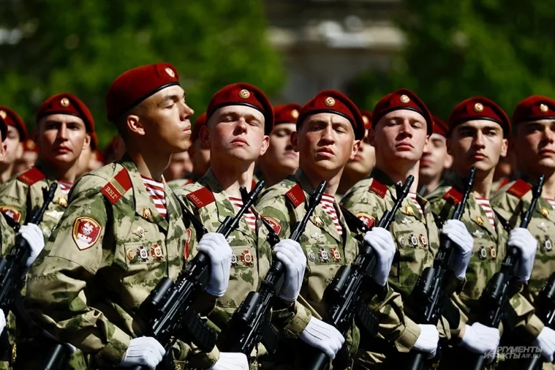 Парадный расчет военнослужащих Отдельной дивизии оперативного назначения имени Ф. Э. Дзержинского Росгвардии на Красной площади в Москве на военном параде, посвященном 80-летию Победы в Великой Отечественной войне.