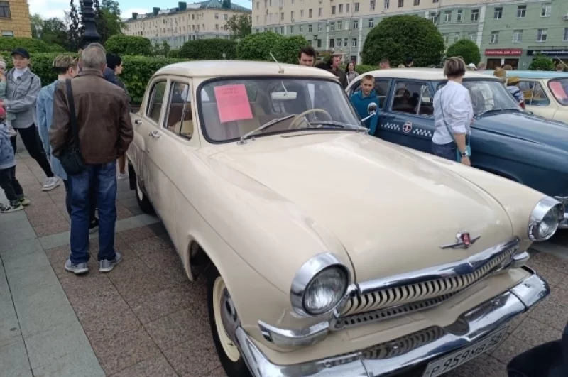 ГАЗ-М-21. «Волга» выпускалась 1956 по 1970 годы. Автомобиль стал приемником «Победы». Эту машину снимали во многих советских фильмах, выпускали в разных модификациях, поставляли на экспорт.