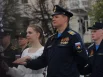 Под звуки музыки пары танцевали вальс.