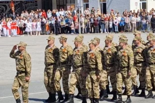 Торжественным маршем прошли военнослужащие в/ч 3473, охраняющие город.