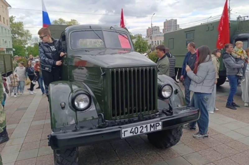 ГАЗ-63 выпускался с 1948 по 1969 годы. Были разные модификации: бортовой, фургон, штабной, радиостанция. На базе ГАЗ-63 выпускался БТР-40.
