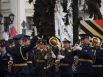 Оркестр играл известные военные песни.