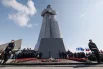 Церемония возложения венков у мемориала Защитникам Советского Заполярья во время празднования 80-летия Победы в Великой Отечественной войне в Мурманске.