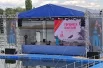 На сцене у монумента выступали творческие коллективы.