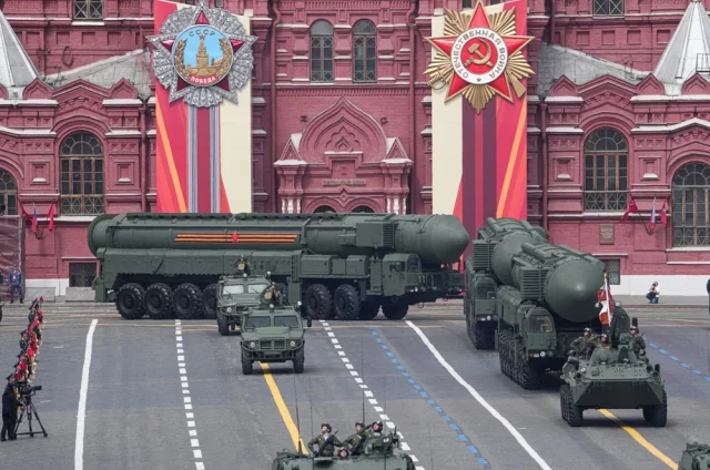 Автономные пусковые установки ПГРК «Ярс» на Красной площади в Москве на военном параде, посвященном 80-летию Победы в Великой Отечественной войне.