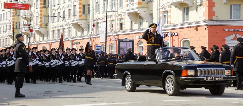 Командовал парадом заместитель командующего Северным флотом вице-адмирал Дмитрий Украинец. 