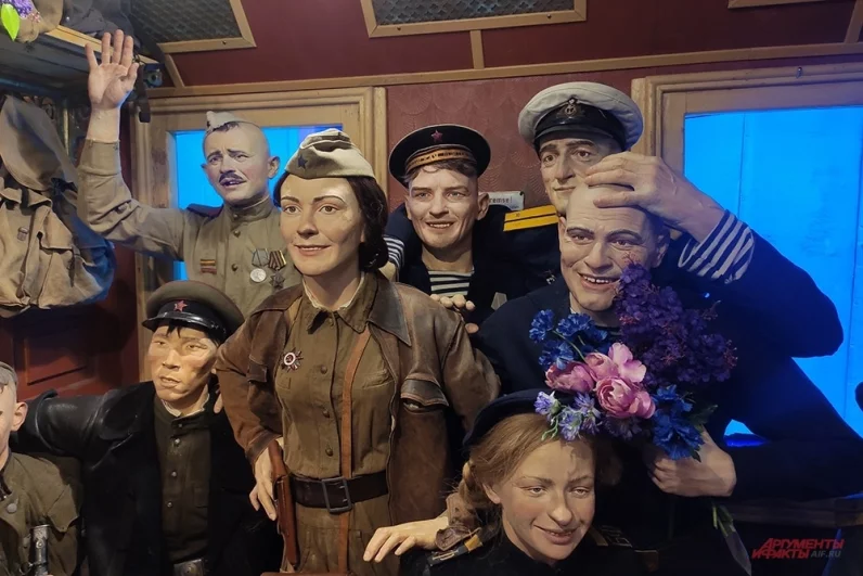 Экспозиция «Поезда Победы» необычна. Экспонаты не стоят по стойке смирно в витринах, а живут своей жизнью, смеются, плачут или разговаривают.