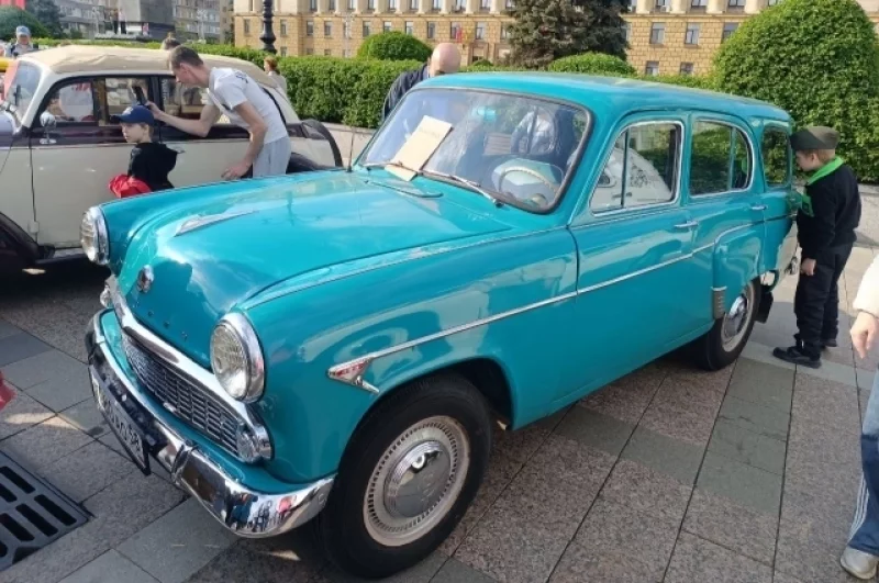 Москвич-М-423 выпускался с 1957 по 1963 годы. Такие машины в частную собственность не продавались, а распределялись по ведомственным организациям.