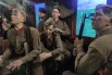 Основной акцент выставки сделан на людях и их переживаниях на разных этапах войны. В кадре новобранцы слушают инструкции политрука по правильному заполнению медальона. 