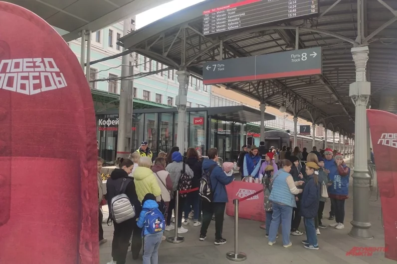 Желающих посетить «Поезд Победы» всегда достаточно, особенно в День Победы, когда пройти в музей можно было в порядке живой очереди, а не только по регистрации.