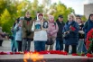 У Вечного огня на Поклонной горе москвичи и гости столицы возлагали цветы и гвоздики.