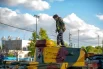 От сцены до сцены на ВДНХ курсировали духовые оркестры, исполняя марши и песни Победы.