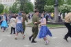 В сквере им. Дениса Давыдова концертная программа включала в себя танцы военных лет со зрителями.