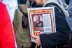 Несмотря на онлайн-формат, на Тверской прошёл «народный» Бессмертный полк — люди вышли с портретами близких.