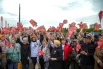 Сотни москвичей с георгиевскими лентами и флагами заполнили парки и улицы города.