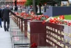 Гвоздики — символ Победы — легли к мемориалам по всей Москве.