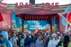 На площадках шли праздничные концерты: исполняли песни военных лет и современные композиции о мире.