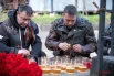 Тихие минуты у мемориалов. Кто-то молится, кто-то читает имена, кто-то просто стоит и молчит.
