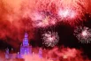 Праздничный салют над зданием Московского государственного университета имени М. В. Ломоносова в Москве в честь Дня Победы.