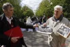 Фотографии из семейных архивов ветераны бережно несли в руках — чтобы показать и рассказать потомкам.