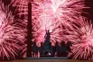 Праздничный салют в Москве в честь Дня Победы.
