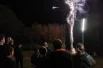 В целях безопасности место запуска салюта в парке «40 лет Победы» огородили лентой. Контролировали соблюдение правил безопасности сотрудники полиции.