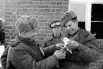 Великая Отечественная война 1941-1945 гг. "Птица мира в руках бойцов за мир". Советские солдаты держат в руках белых голубей. Польша, район города Струмень.