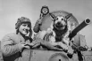 1942 г. СССР. Экипаж советского бронеавтомобиля БА-10 30-й Краснознаменной кавалерийской дивизии младший сержант Евгений Петрович Эндрексон, красноармеец Владимир Поликарпович Поршаков (слева направо) и овчарка Джульбарс во время Великой Отечественной войны.