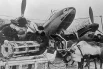 Великая Отечественная война 1941-1945 гг. Оборона Заполярья. Подвоз авиабомб на оленьих упряжках к стоянке бомбардировщика Пе-2 ВВС Северного флота на аэродроме Ваенга.