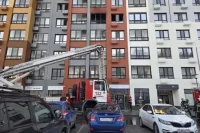 Загорелась квартира в многоэтажке на пятом этаже. 