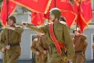 Колонна в форме военных лет со знамёнами.