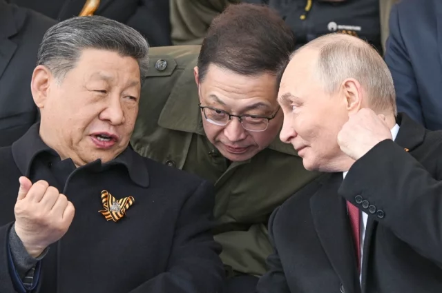 Владимир Путин и Си Цзиньпин (слева) на военном параде, посвященном 80-летию Победы