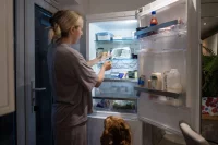 Перед тем как положить овощи в холодильник, их лучше не мыть.