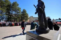 Андрей Трубецкой возложил цветы к памятника в честь Дня Победы.
