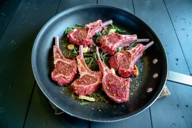 Самый лучший барашек — молодой. Старое мясо уже и не такое вкусное, имеет запах, жестковато. 