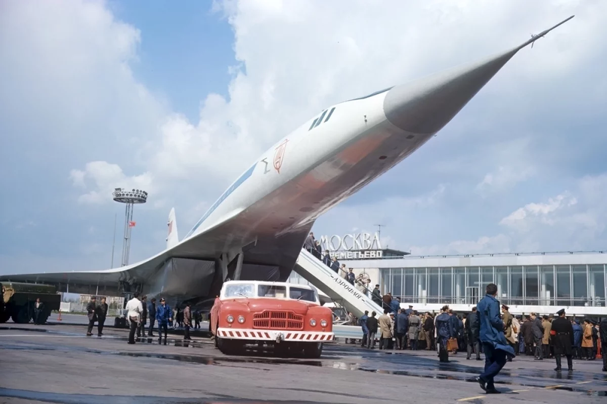 Сверхзвуковой пассажирский самолет Ту-144, разработанный в опытном конструкторском бюро Андрея Туполева. 5 июня 1969 года Ту-144 впервые в истории пассажирской авиации преодолел звуковой барьер.