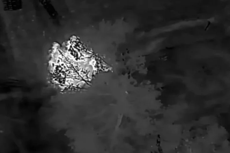 Военнослужащие мелкими группами преодолели открытый участок местности с мощным противотанковым рвом и укрепились в лесопосадке, постепенно выбивая противника из своих убежищ.