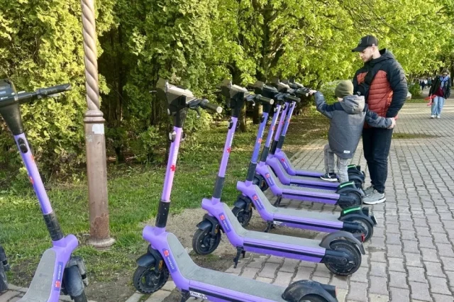 По правилам на электросамокатах нельзя лихачить на тротуарах, ездить вдвоём или с детьми, но кого это останавливает?