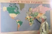 Создатель музея Виталий Ислентьев наносит на карту, из какой страны каждый из его экспонатов.