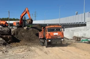 Дорожники уже приступили к обустройству подъездных путей к металлическому путепроводу.